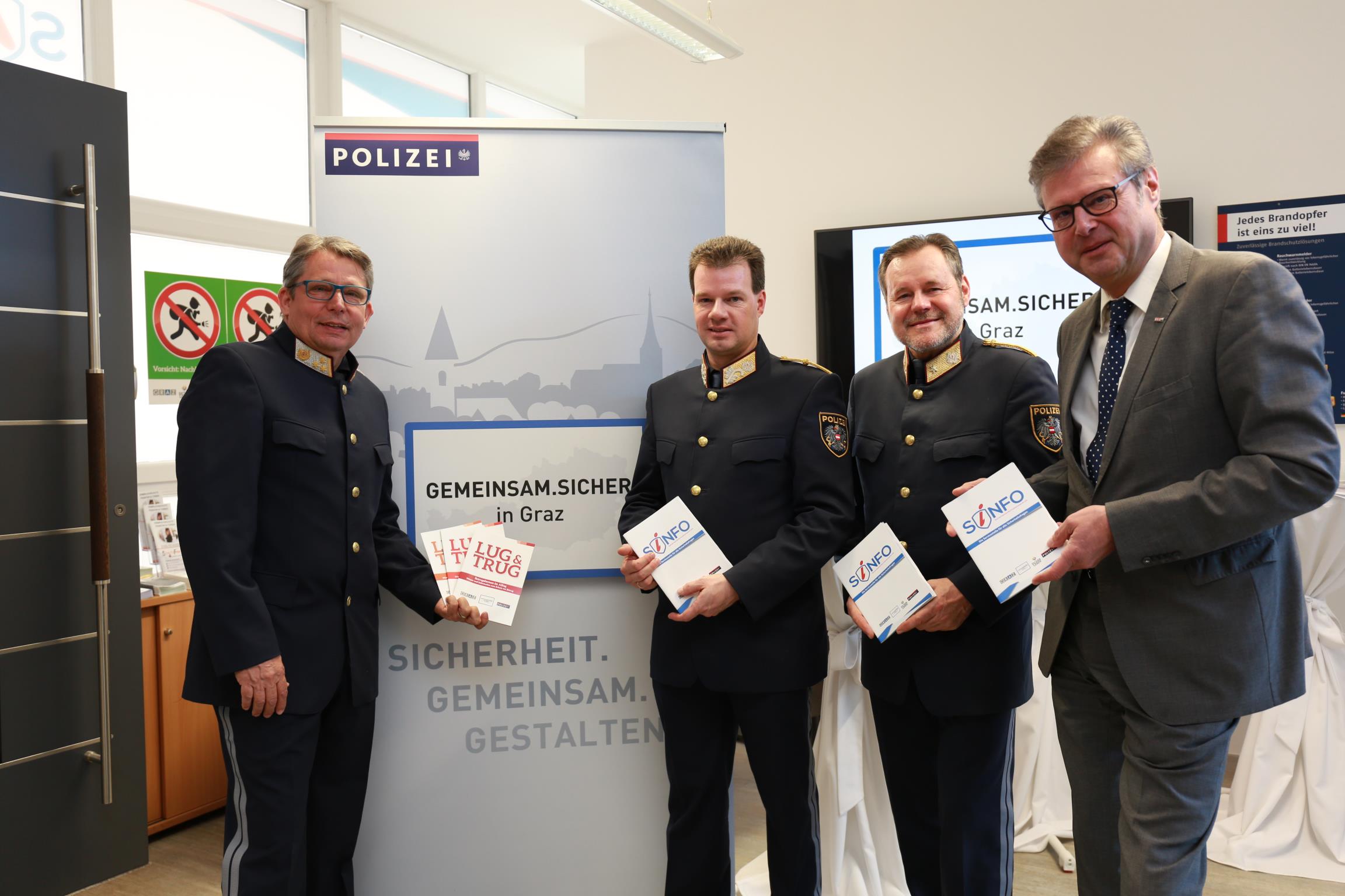 GEMEINSAM.SICHER gegen Cybercrime: v.l.n.r. ChefInsp Werner Miedl, Landespolizeidirektor HR Mag. Gerald Ortner, Stadtpolizeikommandant Brigadier Kurt Kemeter, WKO-Direktor Dr. Karl-Heinz Dernoscheg